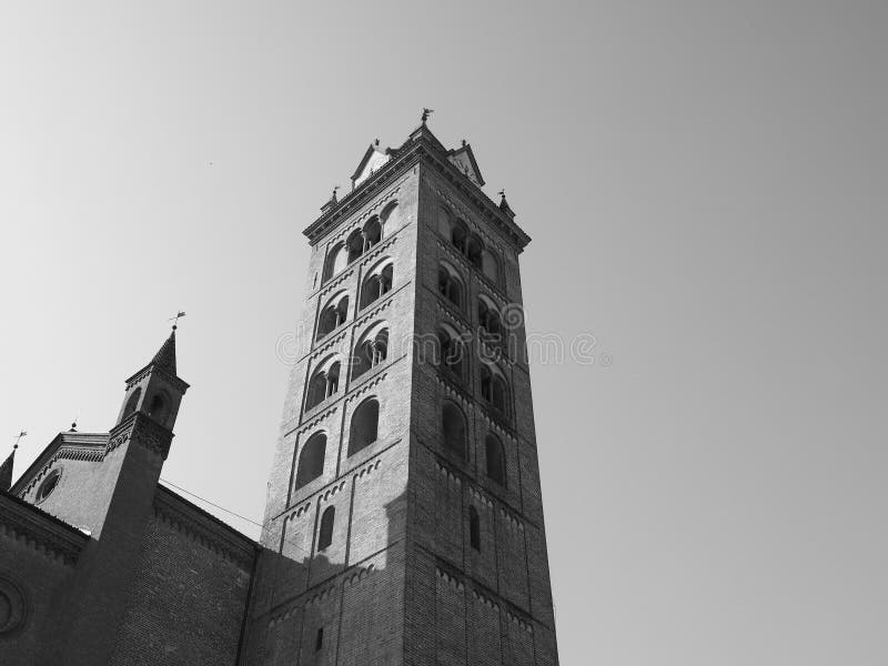 Собор San Lorenzo в Alba в черно-белом стоковая фотография